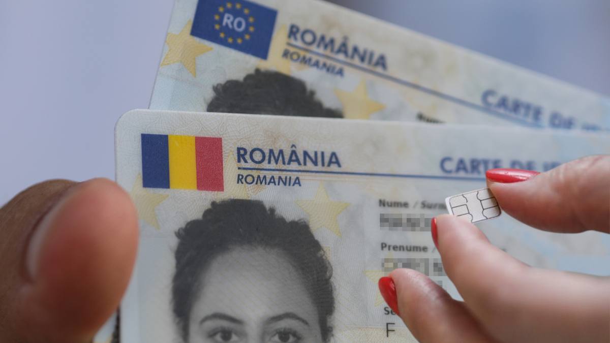 Români în fața ambasadei, solicitând cartea electronică de identitate Români în fața ambasadei, solicitând cartea electronică de identitate