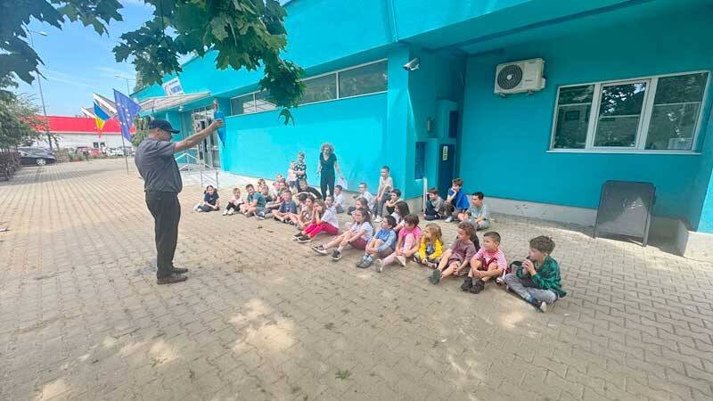 Copii participând la activități științifice la Planetariu în Maramureș