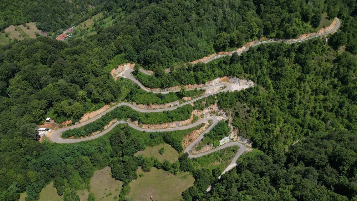 Construcție drum județean în munți, peisaj montan spectaculos România