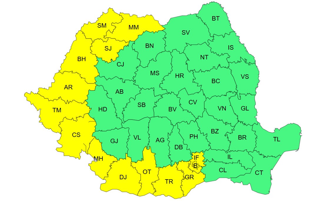 Femeie cu pălărie și sticlă de apă în soare, simbolizând canicula Femeie cu pălărie și sticlă de apă în soare, simbolizând canicula