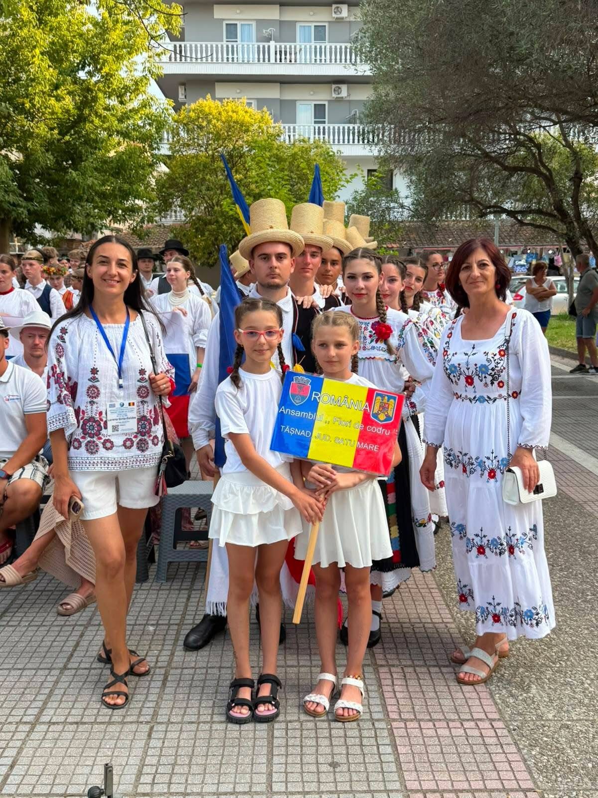 Ansamblul folcloric românesc în costum tradițional pe scenă în Grecia