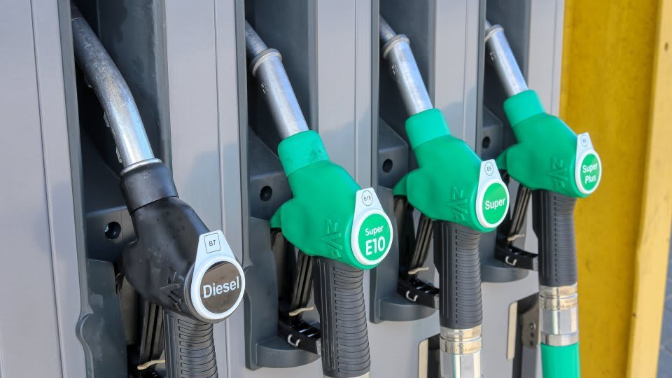 Camion cu combustibil pe șosea, simbol al prețurilor la carburanți