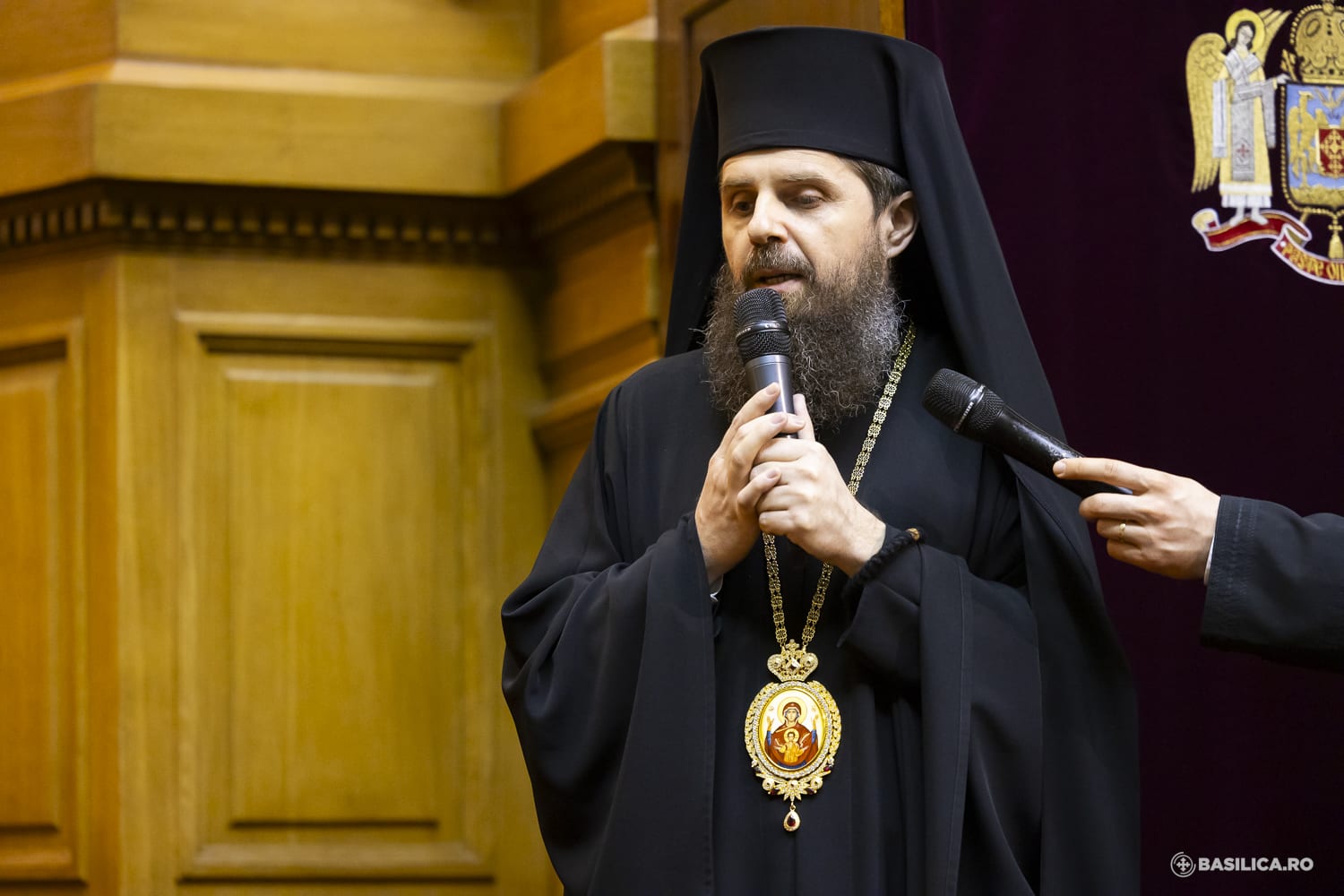 Episcop Benedict al Sălajului primind premiul în cadrul galei Regal Literar