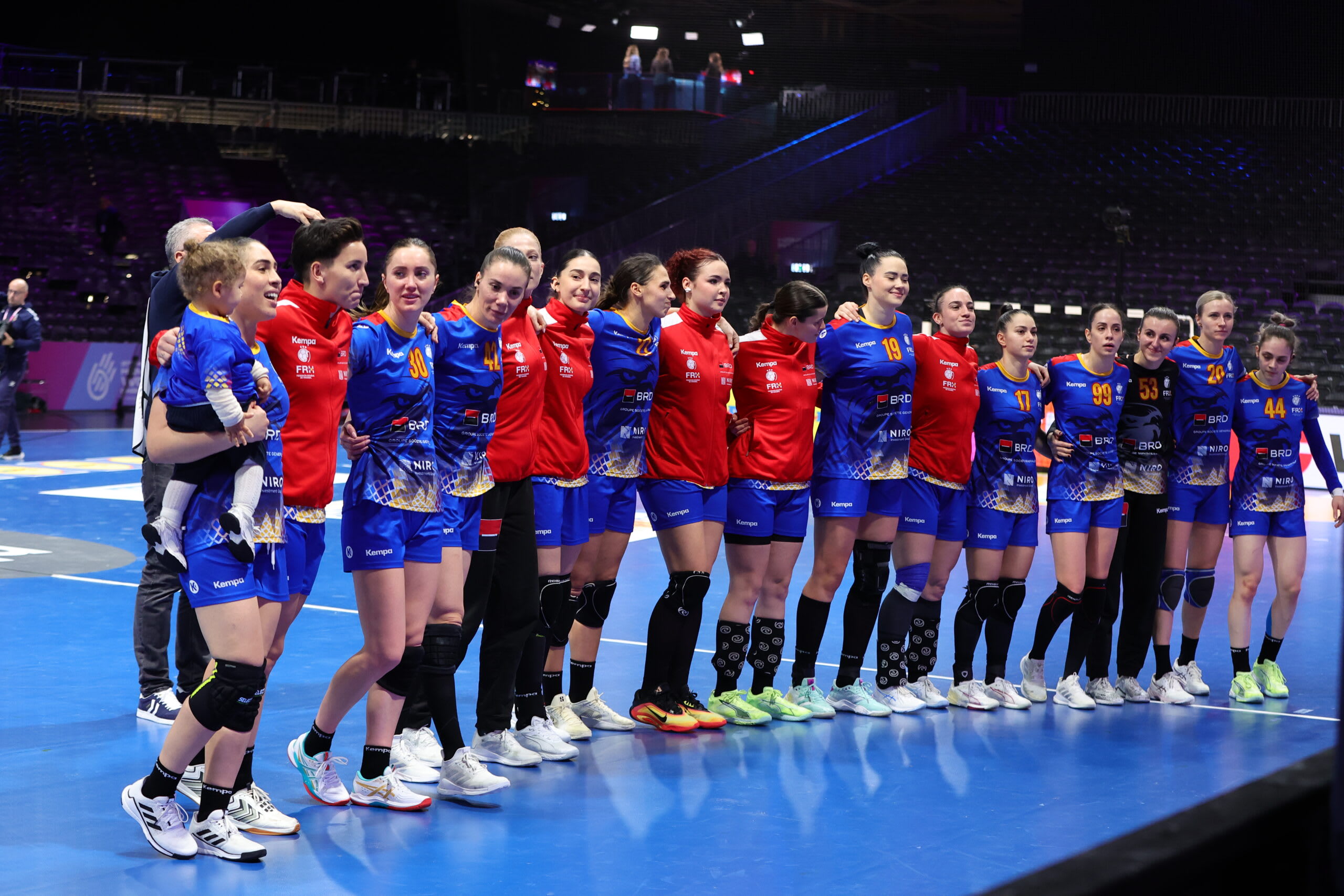 Jucătoare de handbal feminin în acțiune la București