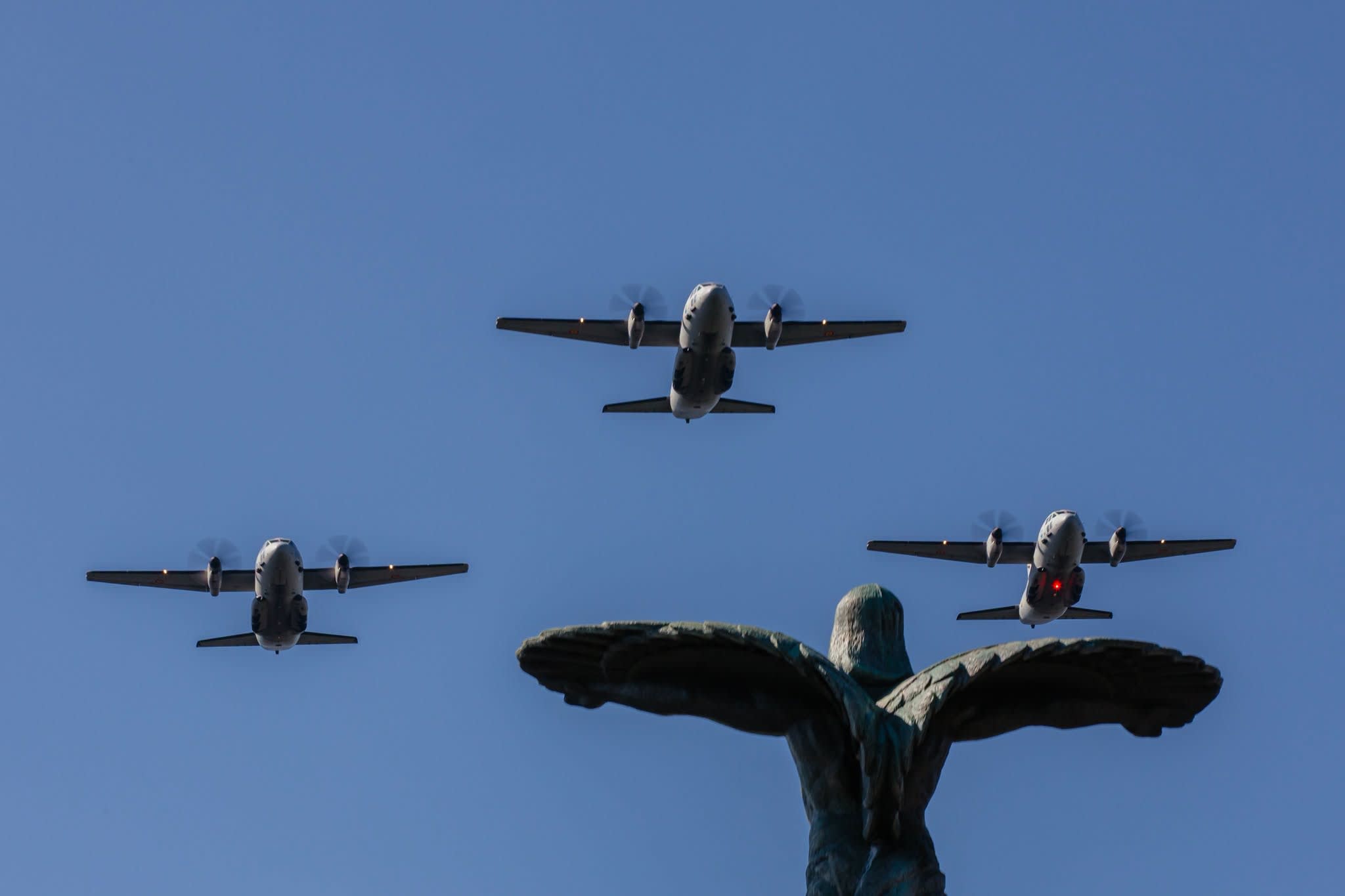 Avioane militare și elicoptere survolează Bucureștiul în timpul zborurilor de antrenament