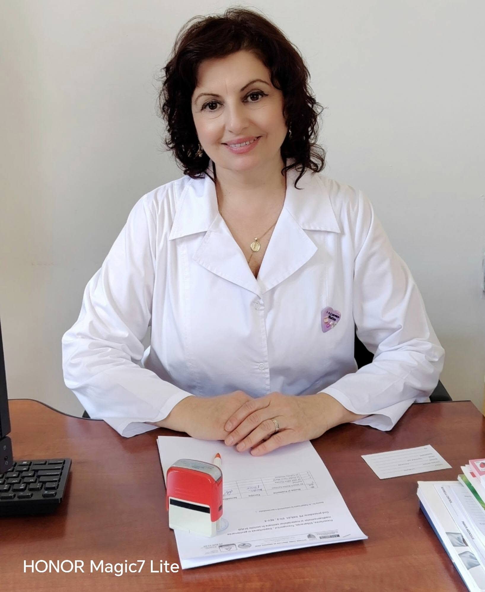 Medicul Carmen Narcisa explicând primele semne ale diabetului