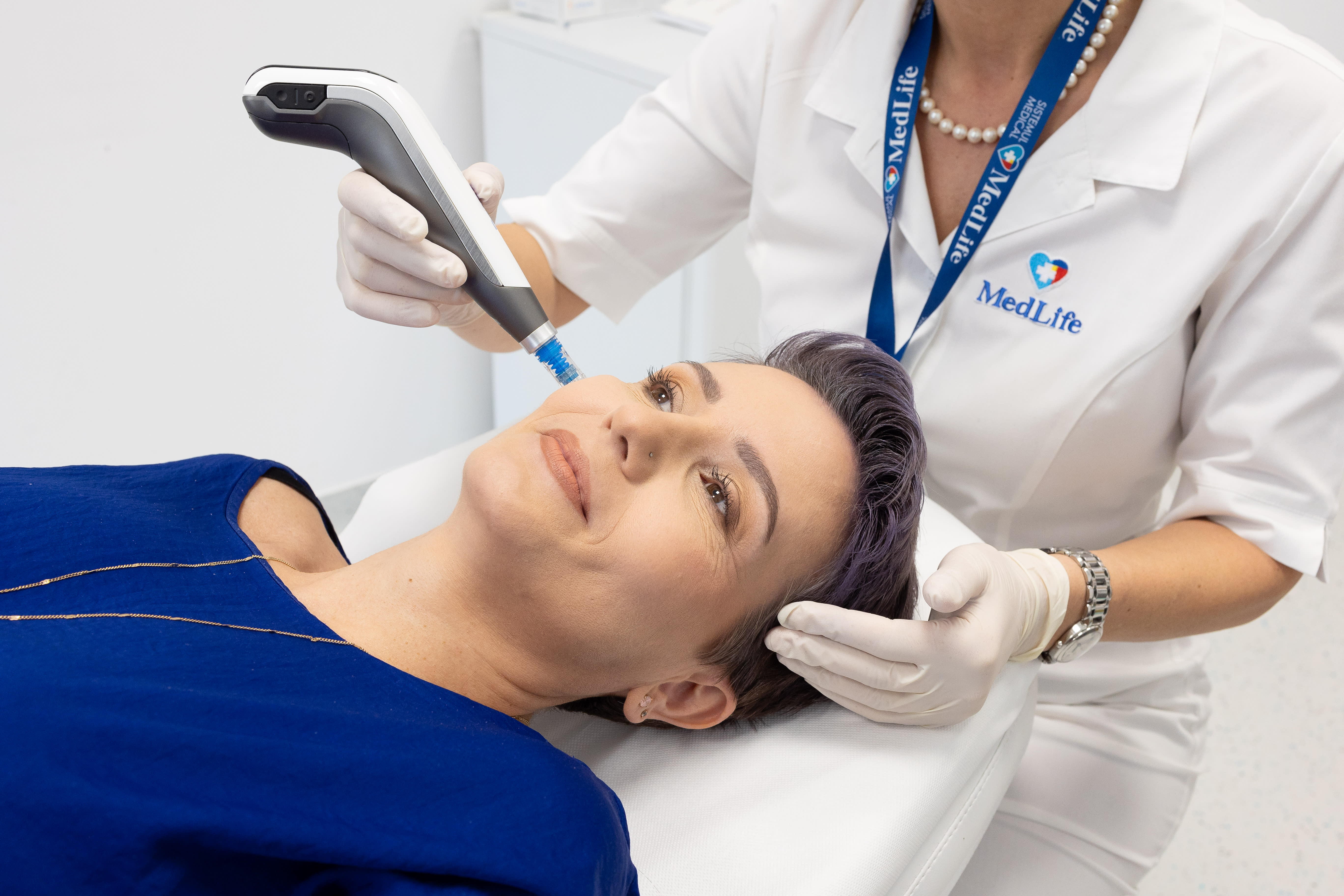 Medicul dermatolog efectuează tratament laser pe piele