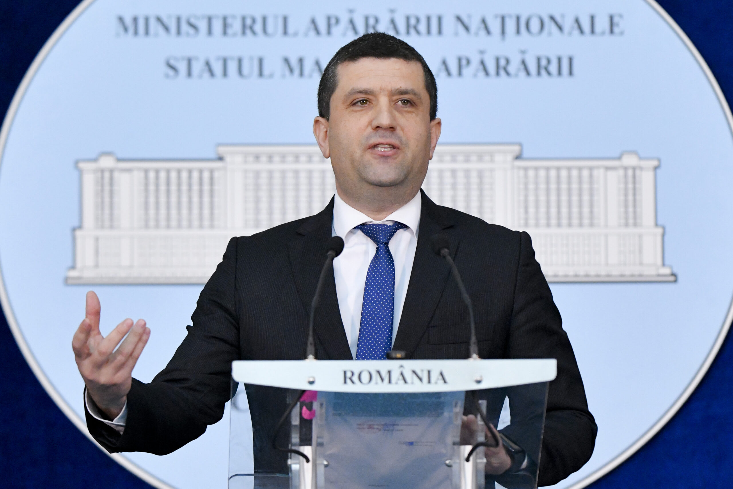 Ofițer militar în uniformă verificând documente, unitate militară Murfatlar