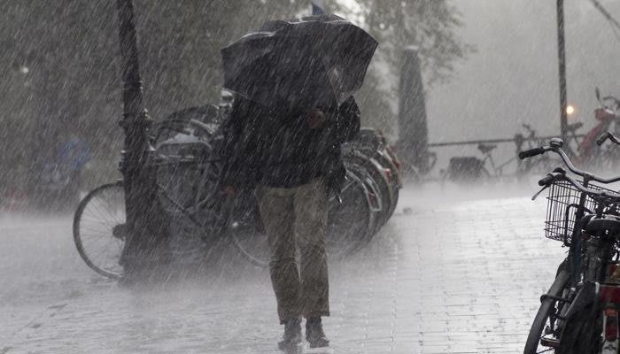 Fulgere și ploaie torențială peste Cluj în timpul furtunii