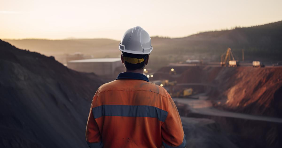 Miner polonez participând la program de formare pentru energie eoliană, turbine în fundal Miner polonez participând la program de formare pentru energie eoliană, turbine în fundal