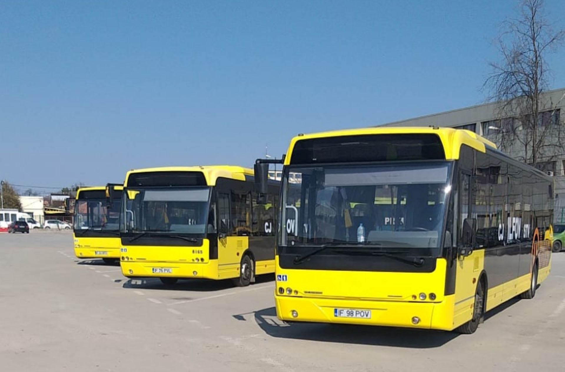 Autobuz circulând pe strada din București, stație Ghencea