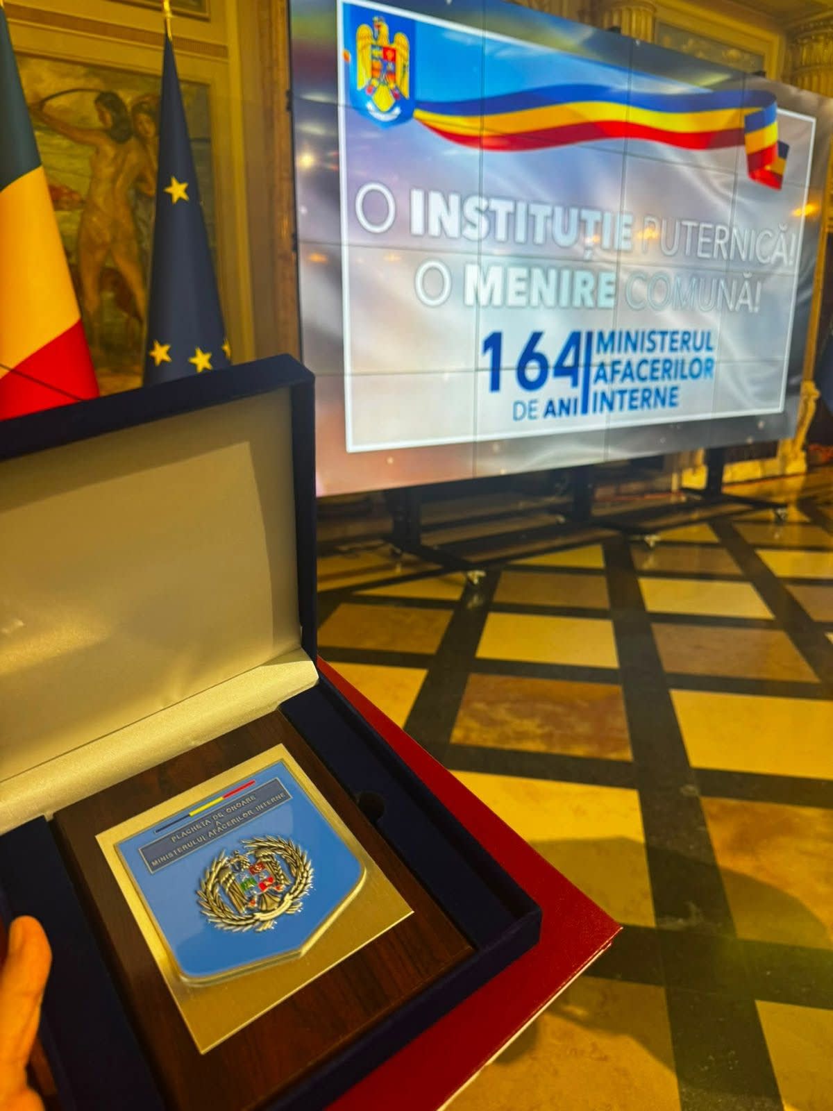 Polițiști din Slatina primind distincție oficială