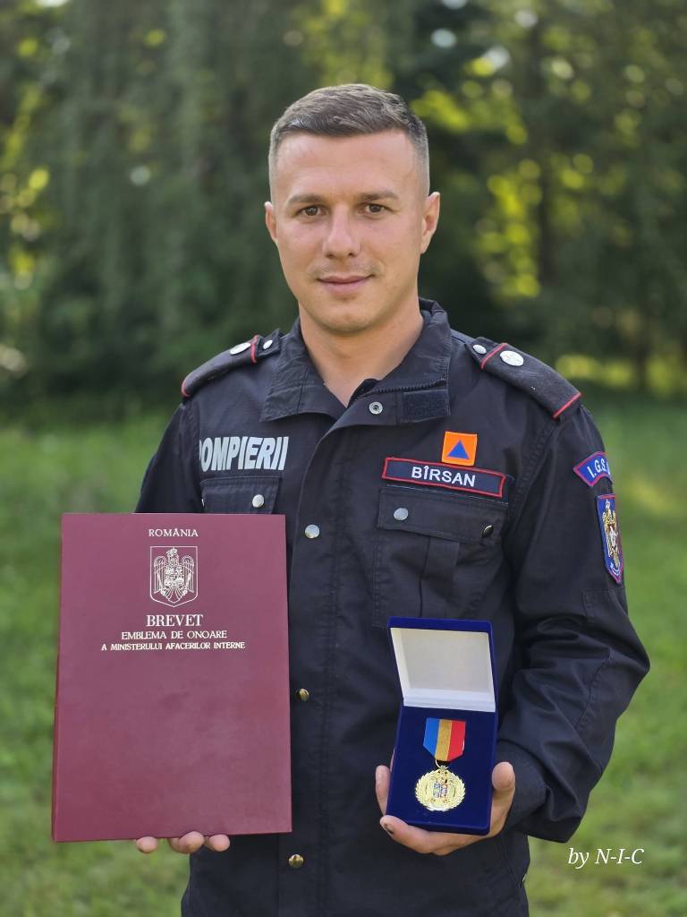 Pompier în acțiune salvând o persoană din râul Olt, Brașov