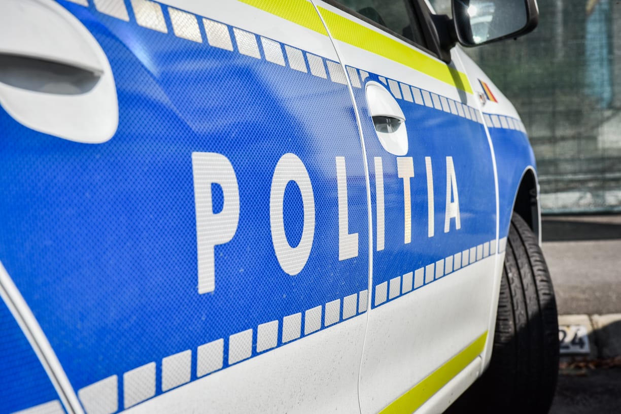Polițiști din Vâlcea reținând un bărbat în timpul intervenției