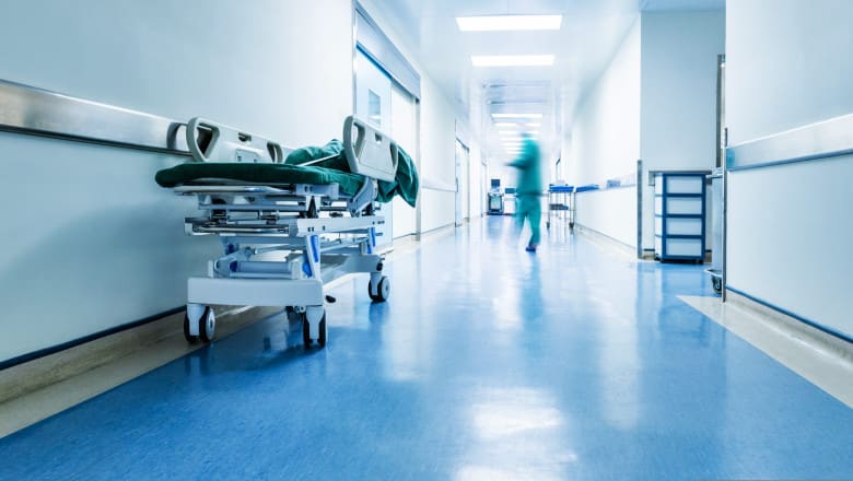 Medic și asistent medical în spital, discuție despre revendicări