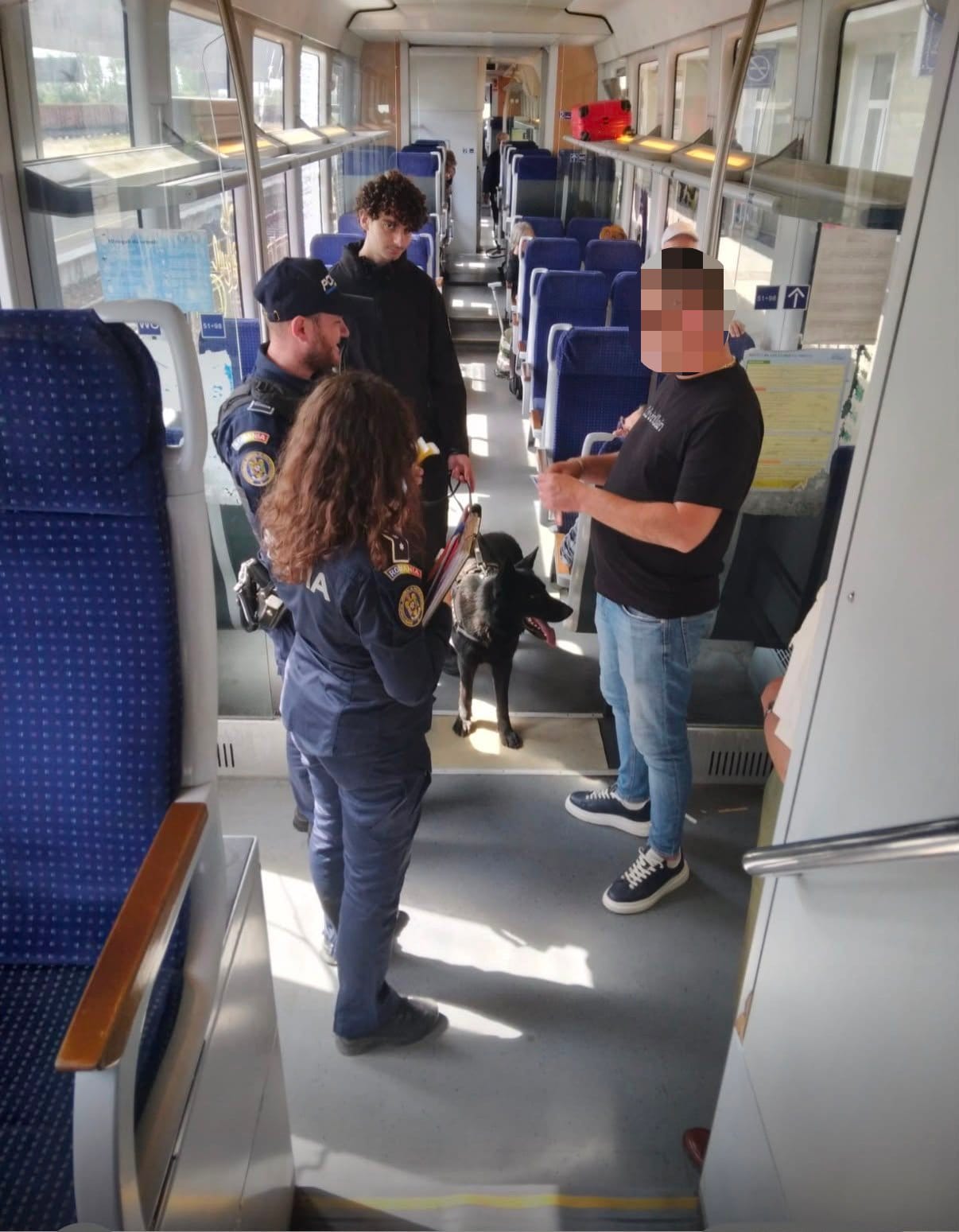 Polițiști de transport verificând pasageri în gară