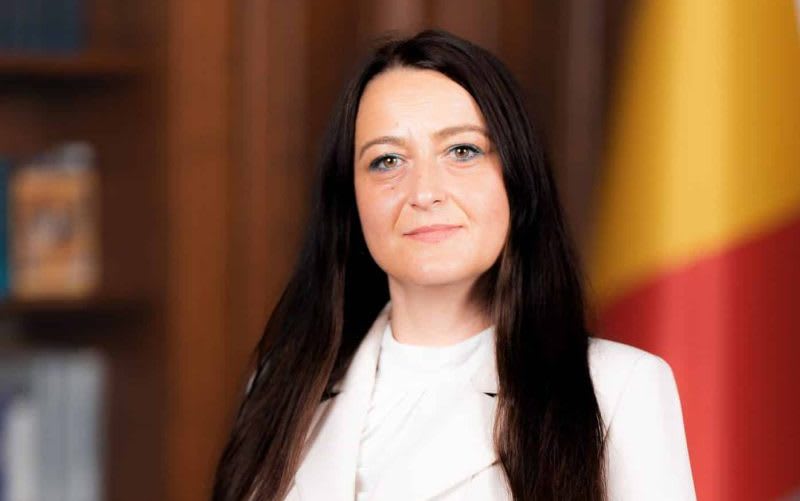 Medici și personal sanitar protestând în fața spitalelor din România