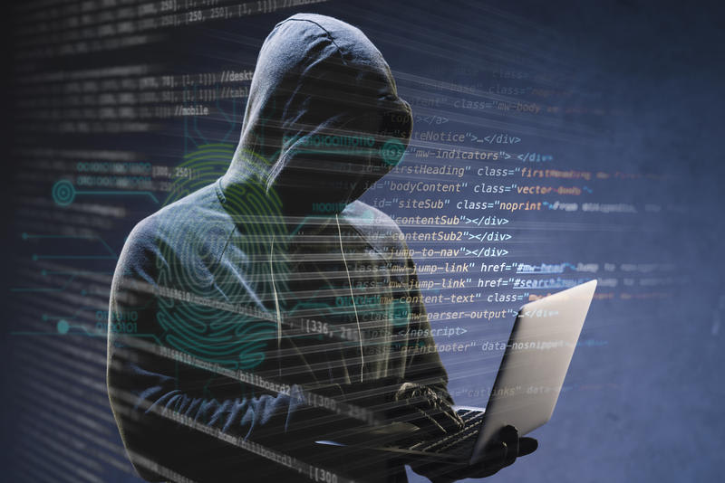 Hacker în fața unui calculator, simboluri digitale și coduri sursă