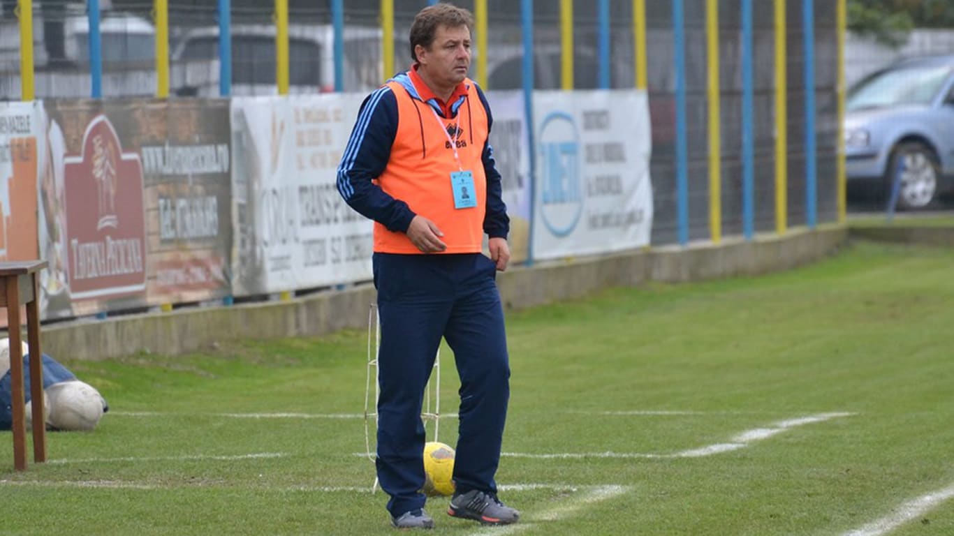 Antrenament de fotbal pe teren din Arad cu jucători tineri