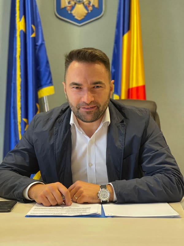 Primarul Adrian Niță discutând despre locuințele ANL din Piatra-Neamț