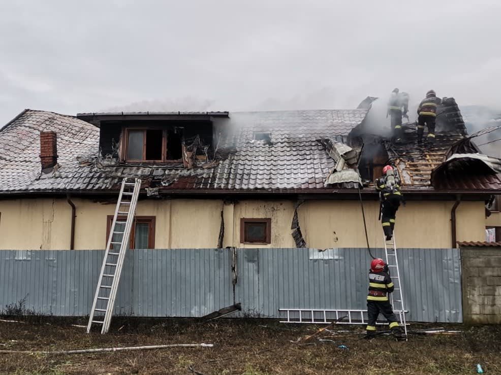 Pompieri din Vrancea stingând un incendiu la o locuință