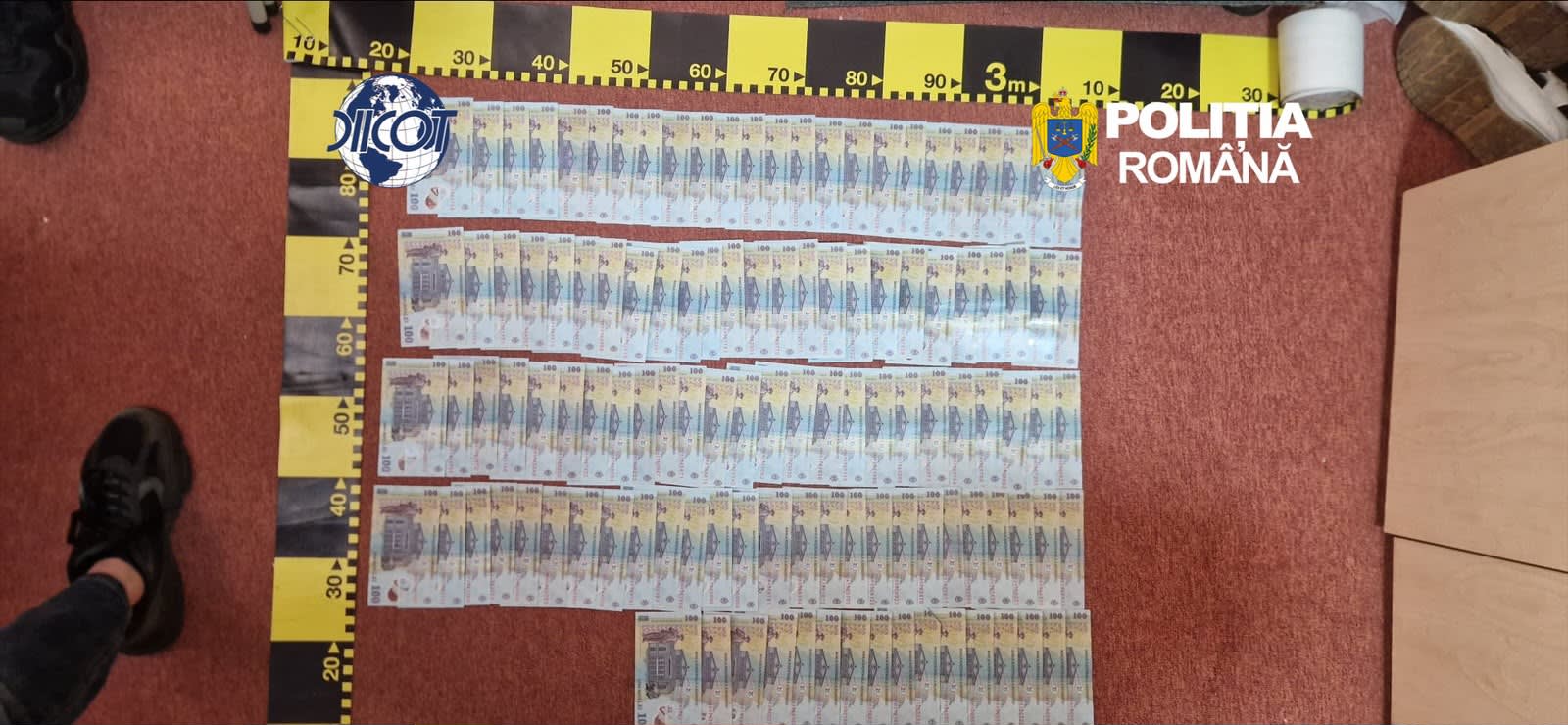 Polițiști și procurori în timpul perchezițiilor în dosar de fraudă