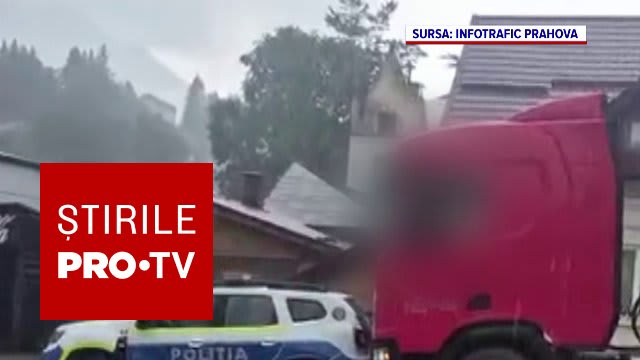 Polițiști și camion dezbrăcat în timpul intervenției