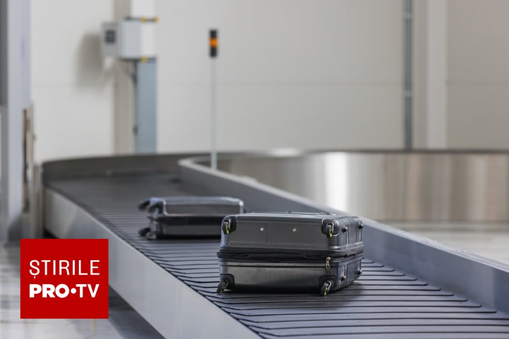 Polițiști de frontieră verificând bagaje la Otopeni