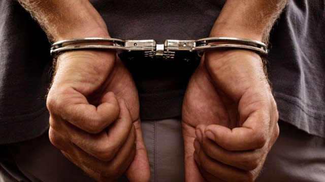 Polițist reținând o femeie în Gorj în timpul anchetei