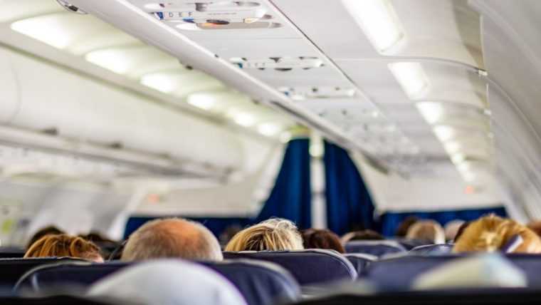 Pasageri aerieni în avion, familie cu copii, locuri alăturate, regulament UE