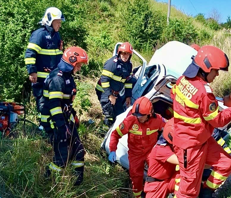 Mașini avariate în urma unui accident rutier în Argeș