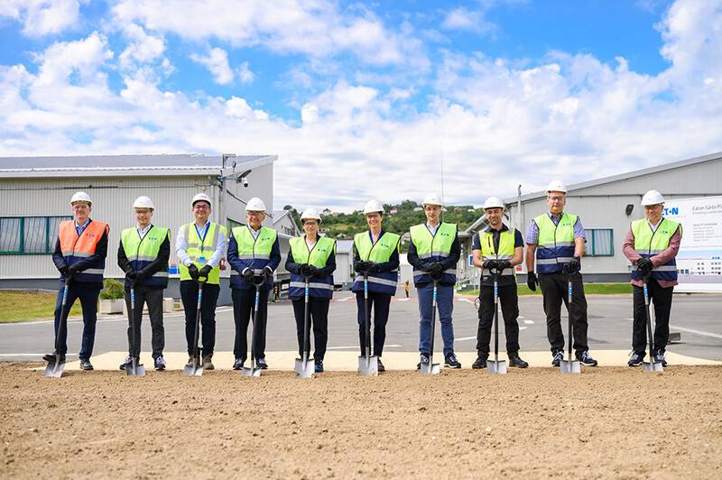 Constructori în șantierul noii unități Eaton din Maramureș