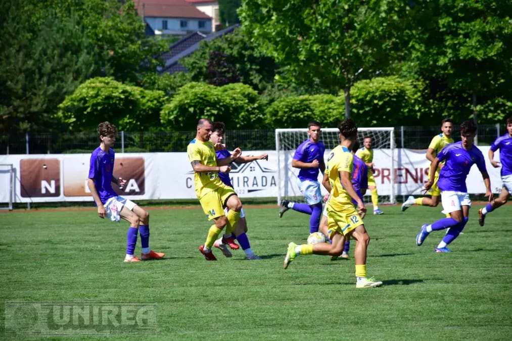 Fotbal în teren cu jucători în acțiune la meciul amical CIL Blaj - Sporting Cluj