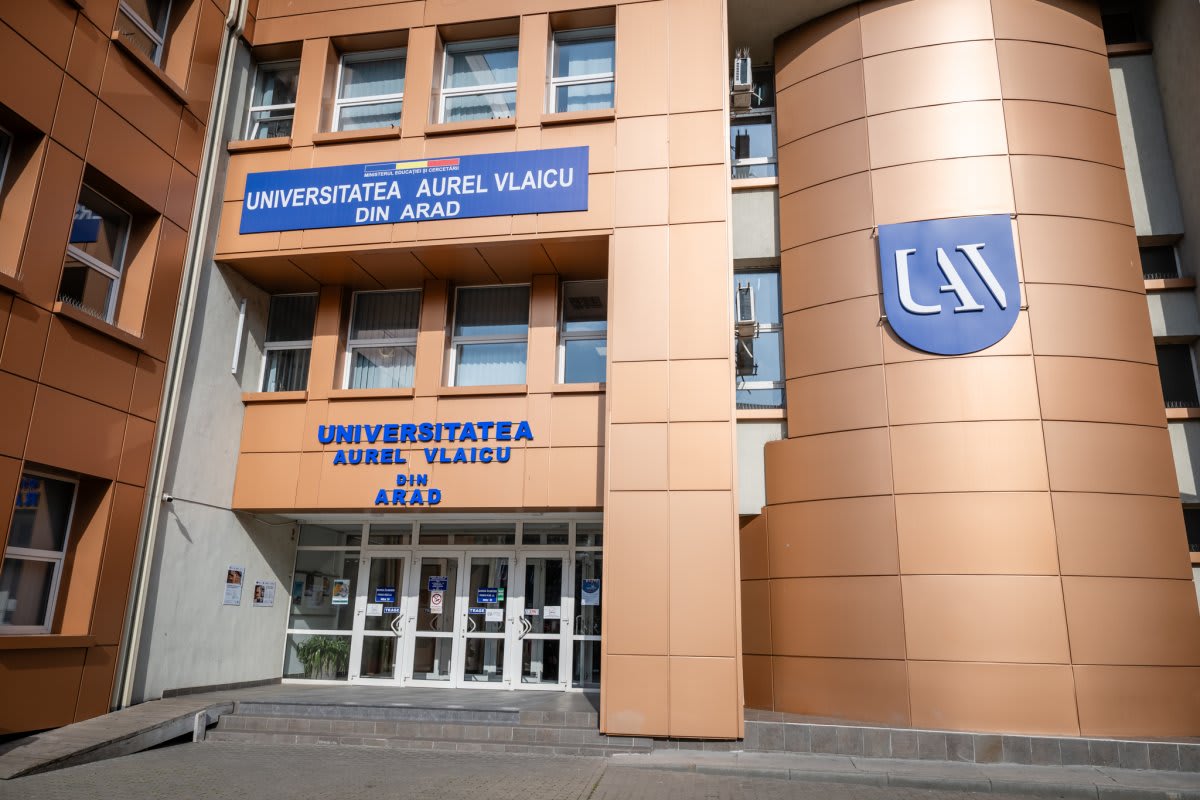 Studenți participând la curs de antreprenoriat în Arad