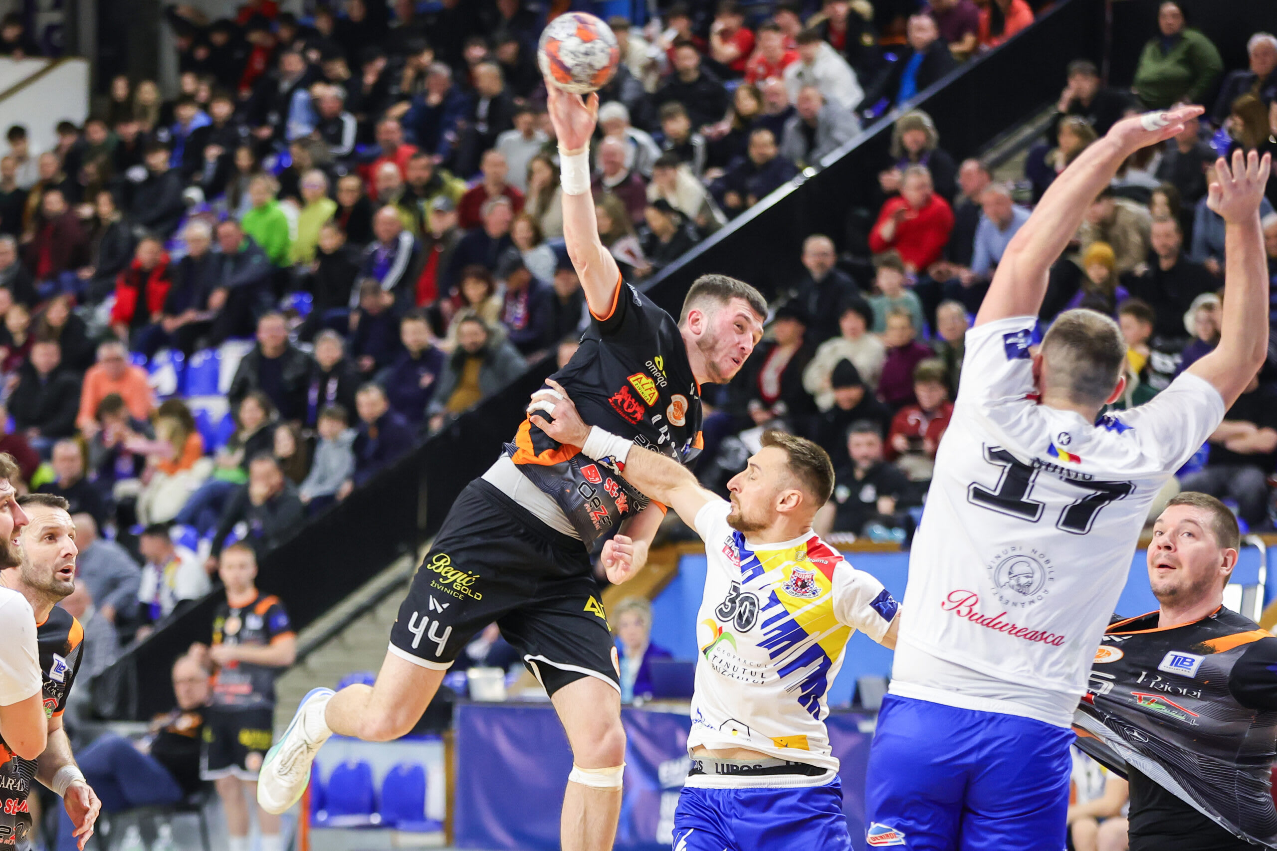 Echipe de handbal masculin în meci european, jucători în acțiune pe teren