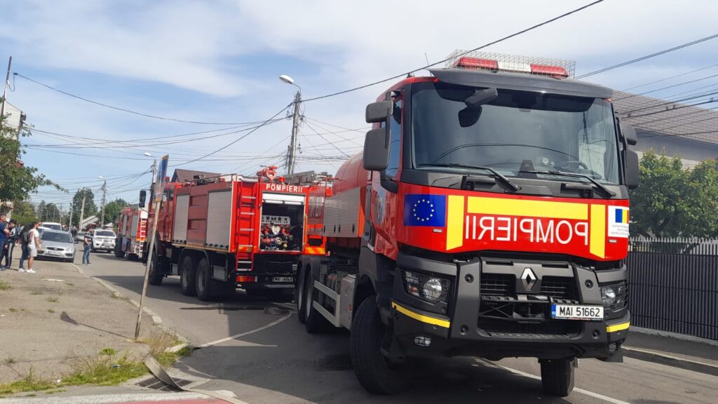 Pompieri români stingând un incendiu la o locuință din Puieștii de Jos