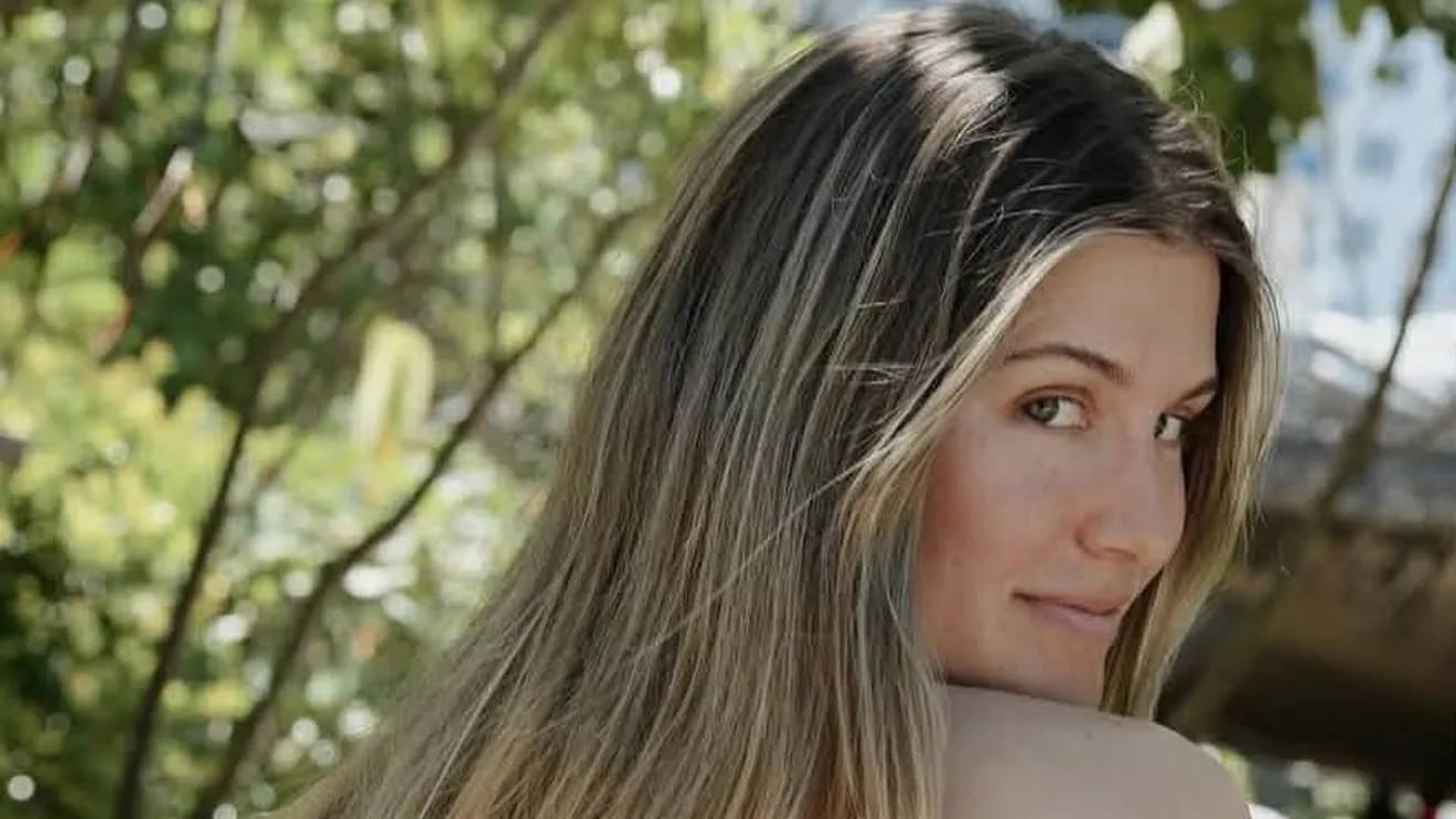 Eugenie Bouchard în costum de baie pe iaht la Lacul Como