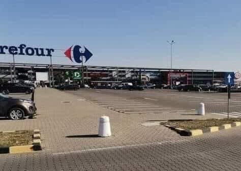 Polițist în uniformă cu suspect în parcarea unui centru comercial din Vrancea