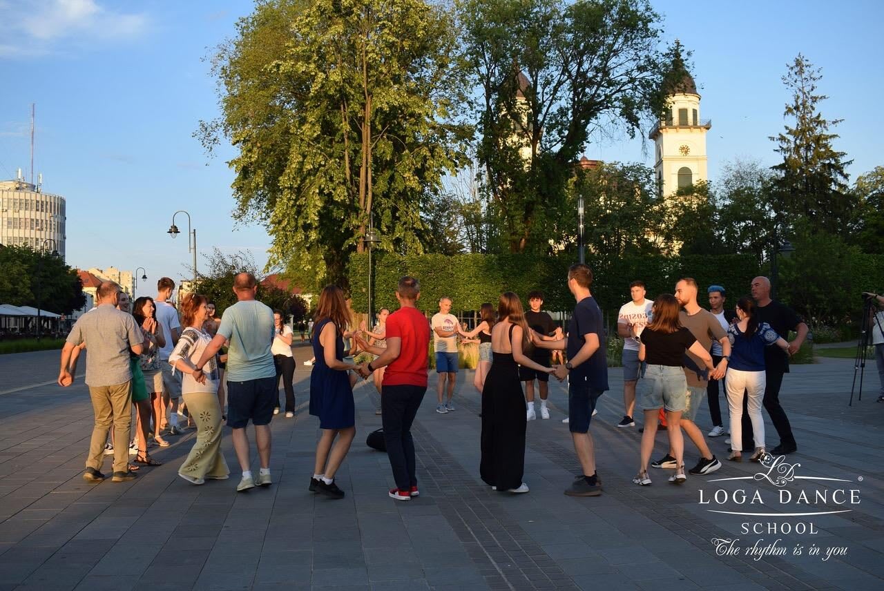 Perechi de dansatori participând la seminarul de Rueda de Casino în Satu Mare