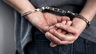 Polițist în uniformă depistând un bărbat, Giurgiu