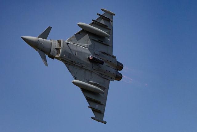 Avion de vânătoare Typhoon britanic survolând Bucureştiul