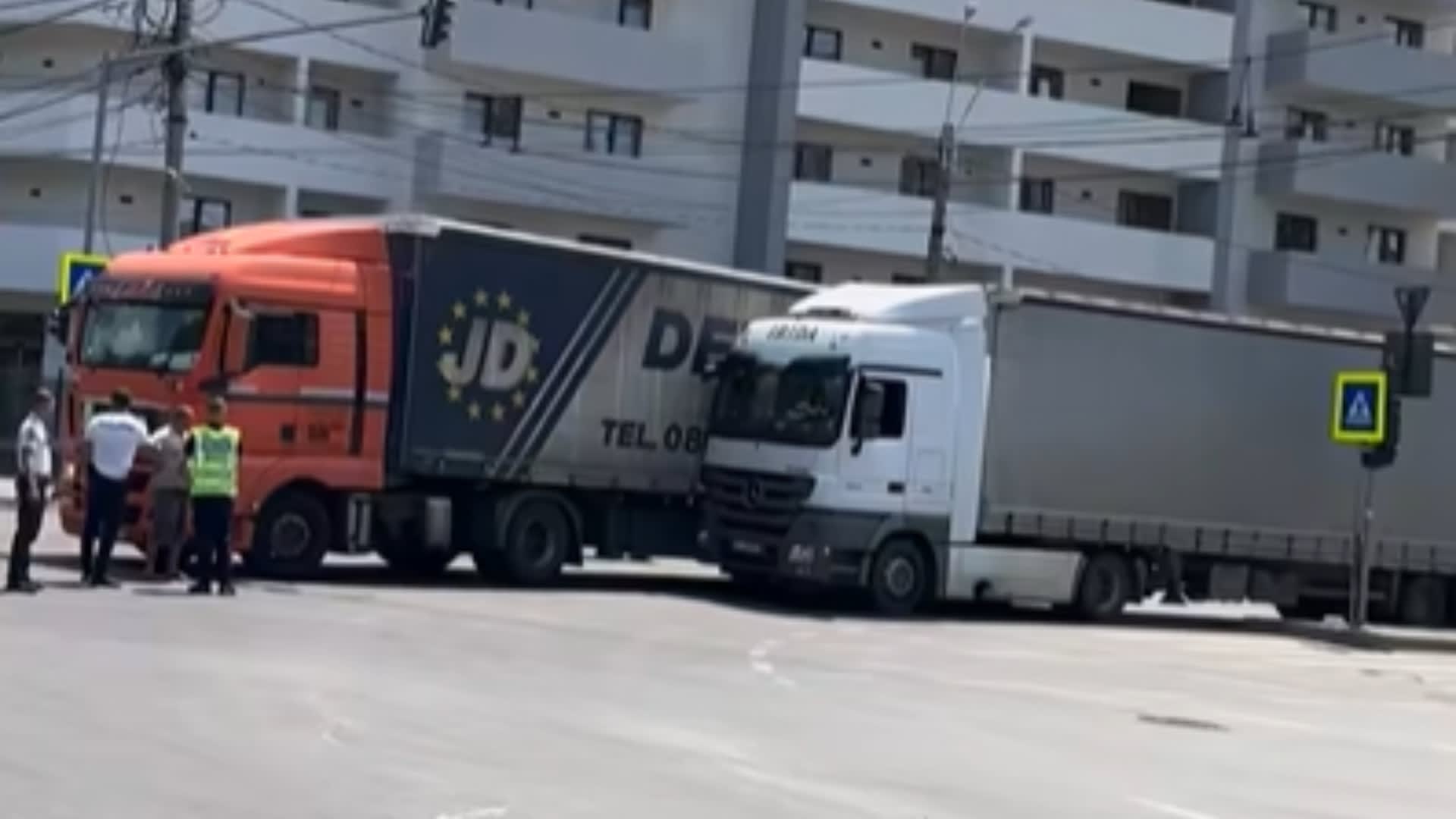 Accident TIR-uri pe Bulevardul Iuliu Maniu