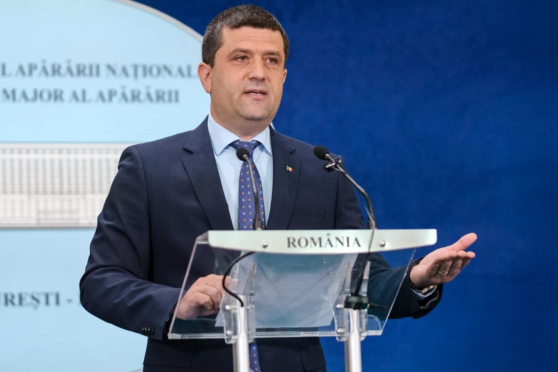 ultima intrbare suna naspa fa lata psoatrePOST FACEBOOK: 🚧 Strada Zimbrului a ajuns de nerecunoscut — surpată, periculoasă și ignorată de autorități. Șoferii și pietonii sunt nevoiți să ocolească zona, riscul de accidente a crescut, iar locuitorii care au cerut intervenție nu au primit niciun răspuns clar până acum. Un drum surpat în plin oraș, pe care oamenii îl semnalează degeaba. Cât timp mai trebuie să treacă până când cineva chiar intervine? ⚠️ Voi ce spuneți — mai sunt și alte străzi din Botoșani lăsate în aceeași stare? Scrieți-ne în comentarii 👇 Articolul complet, în primul comentariu 👇hais a cauta legi reent care starnes vacava pe enrnete s afacem sitiriBună idee — legile noi și controversate prind mereu la public. Caut ce legi recente stârnesc discuții aprinse acum.Searched the webSearched the webAm câteva subiecte fierbinți. Cel mai puternic și mai apropiat de cititorul obișnuit e noua lege a salarizării bugetare — pentru că afectează direct sute de mii de bugetari (profesori, medici, funcționari) din Botoșani și din țară. Caut mai multe detalii ca să fac o știre solidă.Searched the webSearched the webAm toate datele. E un subiect puternic — afectează 1,3 milioane de bugetari. Scriu articolul.  Lovitură pentru bugetari: noua lege a salarizării taie zeci de sporuri și elimină indemnizația de hrană. Ce se schimbă pentru profesorii, medicii și polițiștii din Botoșani Peste 1,3 milioane de bugetari din România — printre care mii de profesori, medici, funcționari și polițiști din județul Botoșani — se pregătesc pentru una dintre cele mai mari schimbări din ultimii ani. Noua lege a salarizării, asumată de România prin PNRR, promite să răstoarne complet modul în care sunt calculate salariile din sistemul public. Iar pentru mulți, vestea nu e deloc bună. Ce se schimbă, de fapt Proiectul noii legi, care ar urma să intre în vigoare de la 1 ianuarie 2027, aduce trei lovituri majore. În primul rând, dispar zeci de sporuri. Din cele 151 de sporuri existente acum în sistemul public, 87 ar urma să fie eliminate. Printre ele, unul care doare direct la buzunar: indemnizația de hrană, în valoare de 347 de lei brut pe lună. În al doilea rând, sporurile care rămân sunt plafonate drastic. Dacă până acum suma sporurilor și primelor putea ajunge la 30% din salariul de bază, noul plafon coboară la 20%. Iar în al treilea rând, se introduce o grilă unică de salarizare: fiecare funcție primește un coeficient, care se înmulțește cu o valoare de referință stabilită inițial la 4.100 de lei. Cine pierde cel mai mult Deși pe hârtie unele salarii de bază par decente, problema stă în sporurile care dispar. Pentru multe categorii, acestea reprezentau 30–40% din venitul lunar. Un exemplu concret: un agent de poliție cu un salariu de bază de 6.000 de lei putea primi, până acum, între 1.800 și 2.000 de lei în sporuri. Prin noua lege, cu plafonul de 20%, va putea primi maximum 1.200 de lei — o pierdere lunară considerabilă. Sunt eliminate sau reduse și alte sporuri importante: sporul pentru condiții periculoase sau vătămătoare (celebrul „spor de antenă"), sporul pentru risc și suprasolicitare neuropsihică, iar sporul pentru condiții grele de muncă scade de la 15% la 5%. Dispare și indemnizația pentru titlul de doctor, care va fi inclusă în salariul de bază doar pentru profesori. Cine e ferit Nu toate sporurile dispar. Legea menține câteva considerate esențiale: sporul de 10% pentru control financiar preventiv și, mai ales, sporul de 40% pentru personalul care gestionează proiecte cu fonduri europene — acordat atât funcționarilor, cât și aleșilor locali, precum primarii sau președinții de consilii județene. În plus, apare un element nou: un premiu de performanță de până la 20–30% din salariu. Atenție însă — acesta va fi acordat doar unei părți dintre angajați (maximum 30%), deci nu toată lumea va beneficia de el. Argumentele autorităților Guvernul susține că reforma e necesară pentru a corecta dezechilibrele acumulate în ani. Actuala lege, în vigoare din 2017, a generat, potrivit autorităților, discrepanțe uriașe între diferite categorii de bugetari, cu sute de sporuri, legi speciale și excepții care făceau imposibilă orice comparație corectă. Scopul declarat: mai multă echitate, transparență și orientare către performanță. Iar reforma e parte din angajamentele asumate prin PNRR. Nemulțumiri și amenințări cu protestul Sindicatele nu privesc însă cu ochi buni schimbările. Multe categorii de bugetari vor avea venituri diminuate, iar reprezentanții angajaților cer echitate și avertizează că reforma ar putea lovi tocmai în oamenii care duc greul în sistem. Există și un risc mai subtil: potrivit analiștilor, mulți bugetari ar putea rămâne ani întregi cu salariile blocate, fără creșteri reale, după ce își pierd sporurile de care depindeau. Iar orice schimbare de funcție, promovare sau transfer ar putea face să dispară eventualele compensații. Trebuie spus și că, momentan, e vorba despre un proiect — Ministerul Muncii a precizat că draftul nu reprezintă varianta finală, iar cifrele pot suferi modificări până la adoptare. Ce înseamnă pentru Botoșani Într-un județ ca Botoșani, unde sistemul bugetar — școli, spitale, primării, instituții publice — este unul dintre cei mai mari angajatori, o astfel de reformă se va simți direct în buzunarele a mii de familii. Pentru un profesor, un asistent medical sau un funcționar din Botoșani, dispariția indemnizației de hrană și plafonarea sporurilor pot însemna câteva sute de lei mai puțin în fiecare lună — o diferență deloc neglijabilă în contextul actual, cu inflație ridicată și prețuri în creștere. Rămâne de văzut forma finală a legii și dacă presiunea sindicatelor va reuși să atenueze o parte dintre aceste măsuri. Cert este că 2027 se anunță un an de mari schimbări pentru toți cei plătiți din bani publici. 💼 Surse: Știrile ProTV, Euronews România, Observator, RomâniaTVfa una rtioclAhoi, mici exploratori! Piraţii vin în fermă la Ferma Smărănditei, duminică Duminică, 19 iulie, Ferma Smărănditei din Leorda se transformă într-o adevărată insulă a comorilor. Un echipaj de pirați debarcă la fermă, iar cei mici sunt invitați la o după-amiază plină de aventură, distracție și surprize. Evenimentul „Piraţii vin în fermă" începe la ora 18:00 și promite o poveste pe cinste pentru toți micii exploratori. O aventură pentru toți copiii Ziua e gândită să-i țină pe cei mici captivați de la început până la sfârșit: jocuri, animație, dans și surprize pentru toată lumea. Iar decorul nu putea fi mai potrivit — printre alpaca, ponei și celelalte animale ale fermei, transformate și ele, pentru o zi, în complici ai aventurii pirățești. Micii oaspeți vor putea petrece timp de calitate în natură, vor cunoaște animalele fermei și vor avea parte de un colț foto special, pentru amintiri de neuitat. Iar pentru pauzele de energie, la cafeneaua fermei îi așteaptă gustări delicioase. Detalii Evenimentul are loc duminică, 19 iulie, de la ora 18:00, la Ferma Smărănditei din comuna Leorda, județul Botoșani. Este genul de zi din care copiii pleacă cu obrajii roșii, cu ochii strălucind și cu o poveste de spus toată săptămâna. O aventură cu pirați, animale blânde și amintiri care rămân. Ferma Smărănditei vă așteaptă cu drag! 🏴‍☠️⚓  Datele de rezervare le pun în primul comentariu la postare. Vrei și postul de Facebook?alt titlulVariante de titlu:  Piraţii debarcă la Ferma Smărănditei! O duminică de aventură pentru cei mici Aventură cu pirați la Ferma Smărănditei, duminică: jocuri, animație și surprize pentru copii Comori, pirați și animale blânde: duminică, Ferma Smărănditei se transformă în insula aventurii O duminică de neuitat la Ferma Smărănditei: piraţii vin în fermă pentru micii exploratori Ahoi, mici exploratori! Ferma Smărănditei vă cheamă la o aventură pirățească duminică Petrecere cu pirați la Ferma Smărănditei: distracție, jocuri și surprize pentru cei mici  Care îți place?Comandatul unei unități militare își cumpăra adidași și tricouri din banii Armatei. Miruță: „Am găsit 100 litri de vin și carcasă de porc” Robert Vîrban 133 live  Trimite Publicat: 17.07.2026 12:06 GoogleAdaugă-ne ca sursă preferată în Google Google DiscoverUrmărește-ne pe Discover Ministrpastedfa articol: mega tare bombaBOMBĂ în Armată: un comandant își cumpăra adidași și treninguri din banii statului și-și punea soldații să-i muncească în gospodărie. „Am găsit 100 de litri de vin și carcasă de porc"