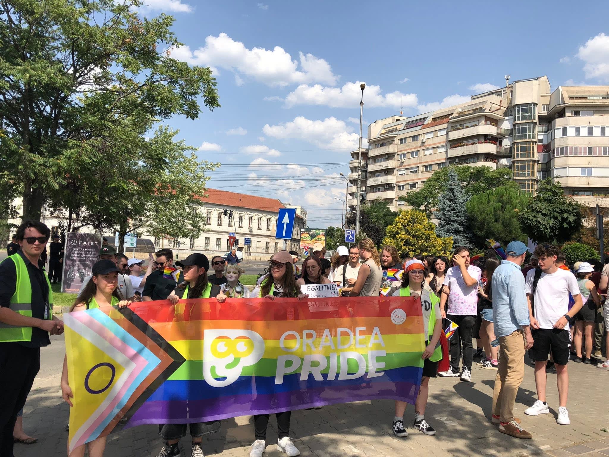 Participanți la marșul Pride în Oradea, simboluri LGBTQ+ și drapele colorate