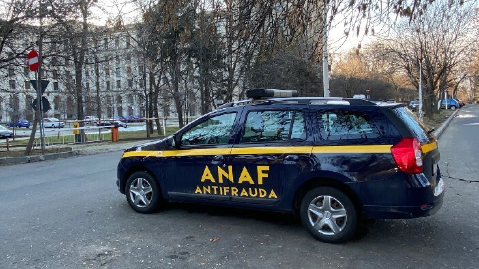 Inspectorii ANAF verificând documente fiscale la șantier
