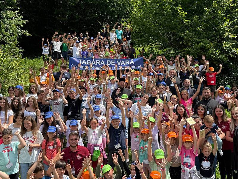 Tineri ortodocși participând la activități în satul maramureșean