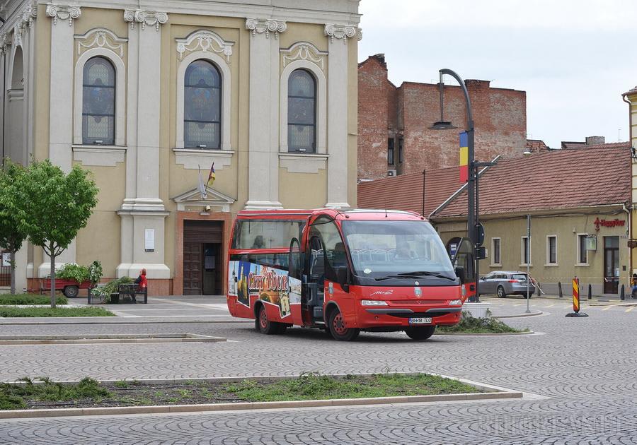 Autobuz turistic în centrul orașului Oradea, turiști pe bord