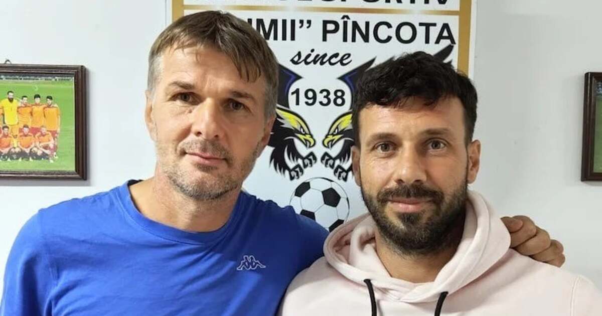 Antrenorul Ovidiu Bulzan în timpul unui meci de fotbal