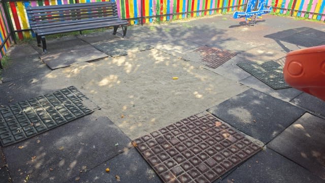 Tineri și copii în parc, zone de joacă vandalizate, echipamente distruse