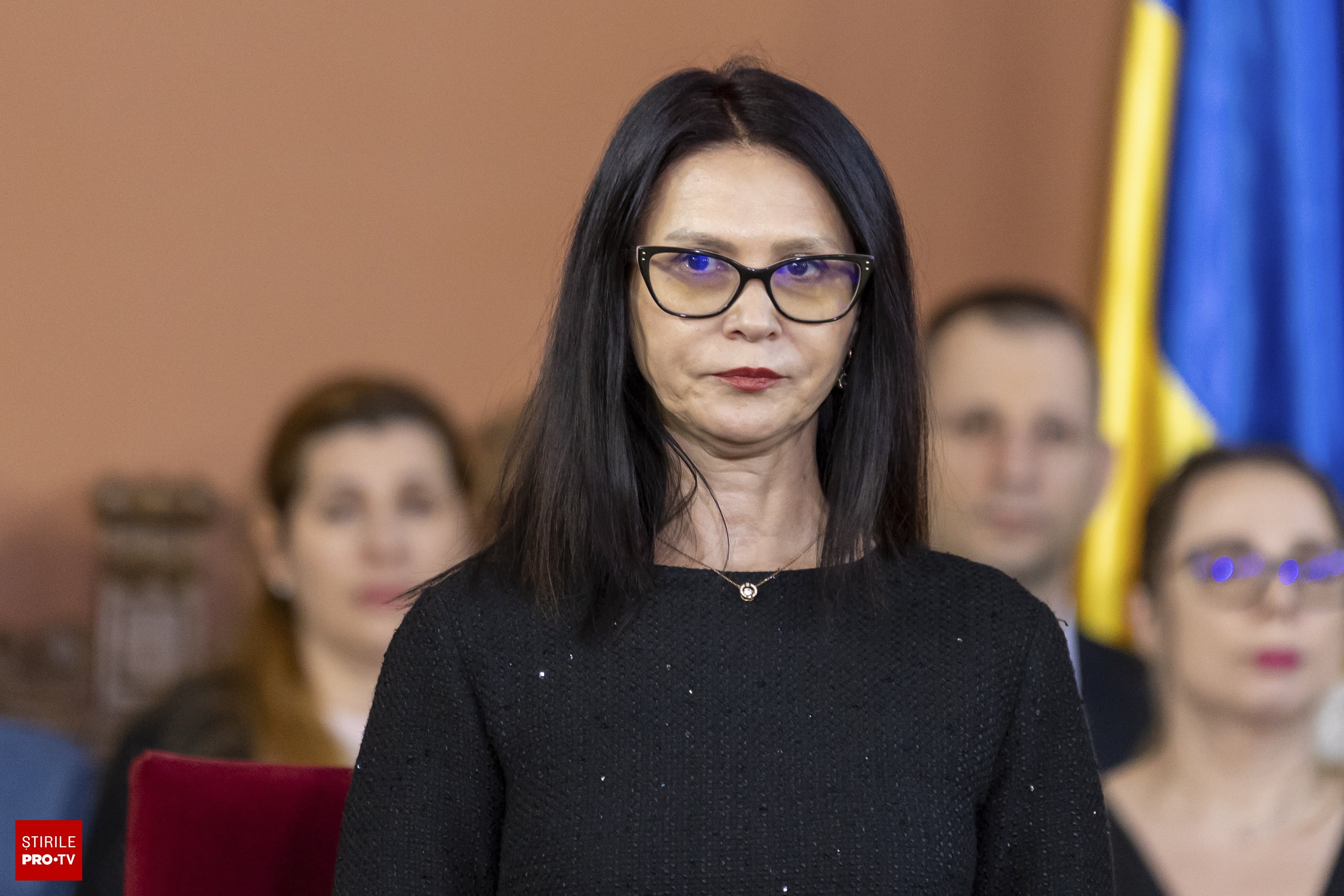 Judecătoare Ionela Tudor în sala de judecată, în timpul unei ședințe